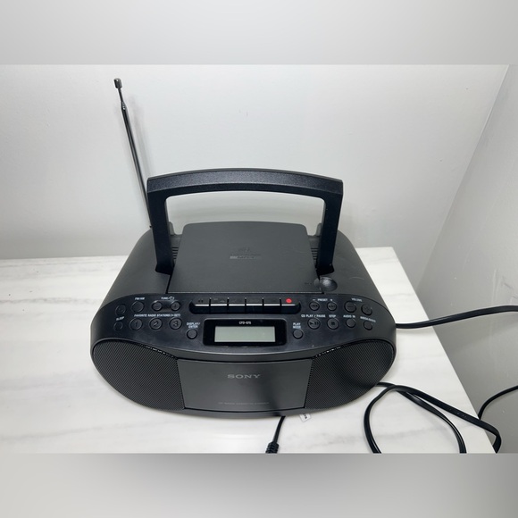 Sony CFD-S70 CD Player Cassette Recorder AM/FM Radio Boombox MegaBass - Picture 2 of 13